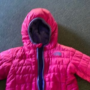 Girls north face reversible coat. Great condition no holes or rips.